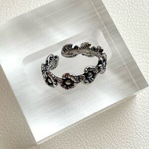 Elegant Silver Floral Ring